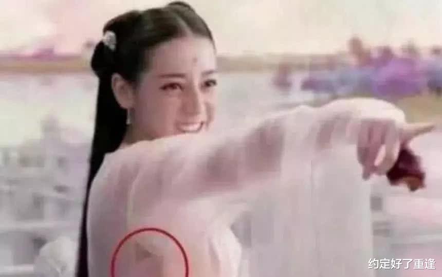 穿帮镜头：史上最尬的穿帮镜头：李现喝啤酒我忍了，杨幂这是衣服？