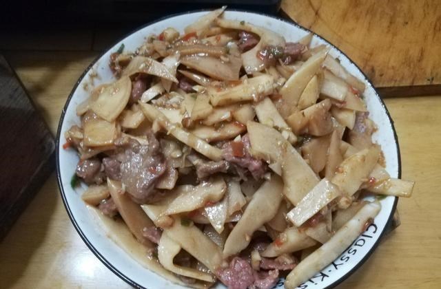 厨师|周末到表哥家蹭饭，一桌全是好吃的，网友：家里有个厨师真好