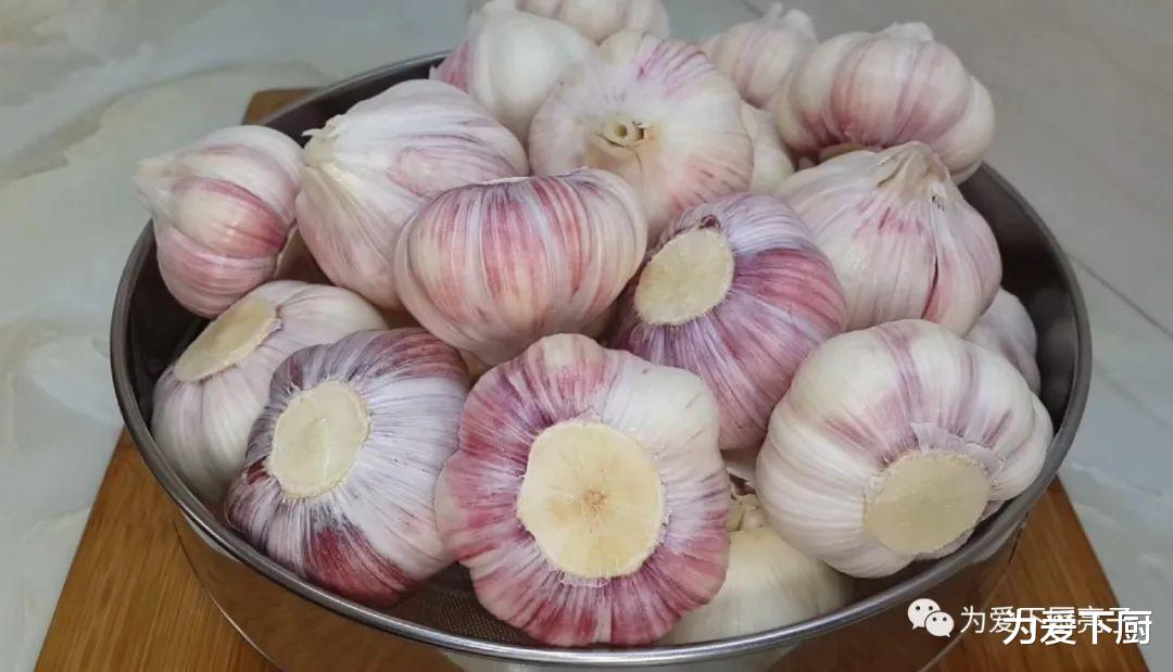 []糖醋蒜这做法才正宗，掌握配方比例，一次做四斤，吃半年也不怕坏
