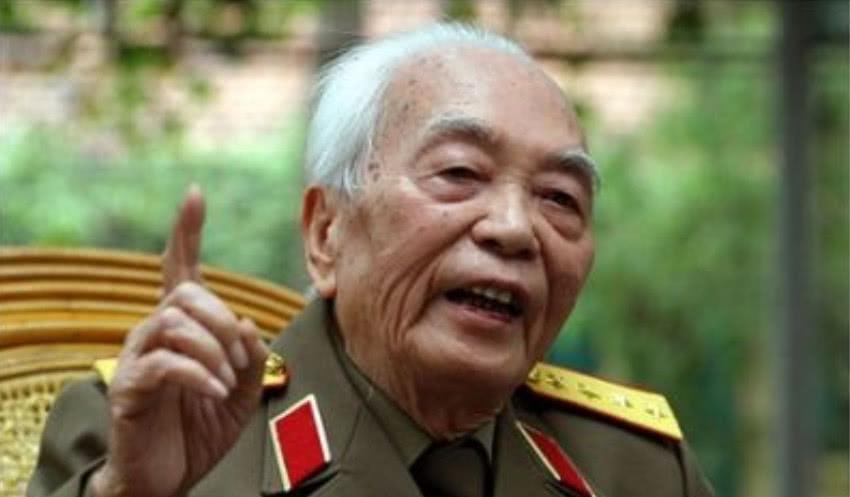 『许世友』中越战争，越南大将武元甲，得知我军许世友挂帅，笑着说了2个字