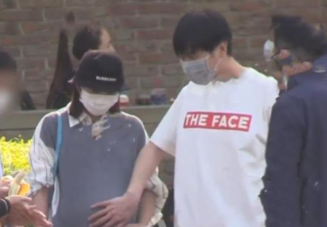 [唐艺昕]唐艺昕挺孕肚外出散心，张若昀全程伺候妻子很细心，唐艺昕手捧孕肚小心翼翼