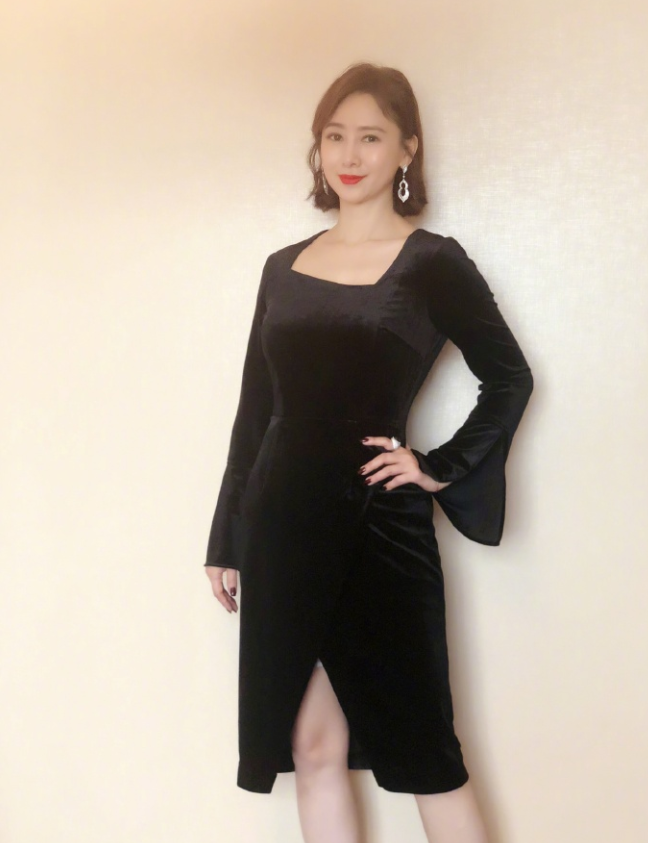 #连衣裙#翁虹真的不老女神，穿一条黑色的丝绒连衣裙减龄时髦，气质全开