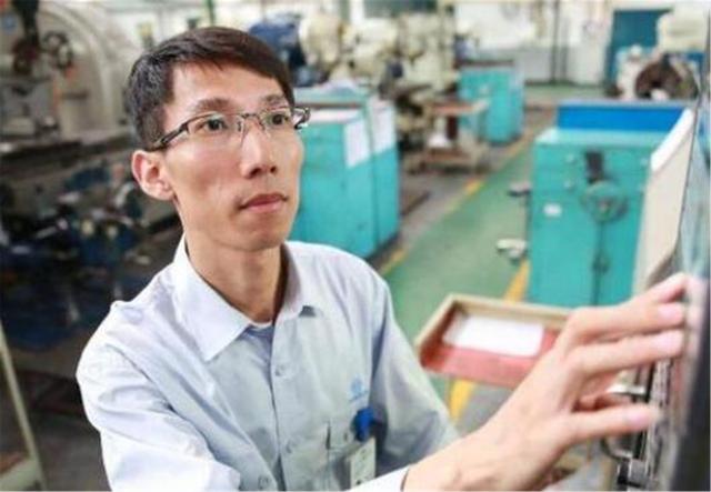 微信|中国39岁顶级工匠，攻克航空发动机难题，一天工资可以买下一辆车