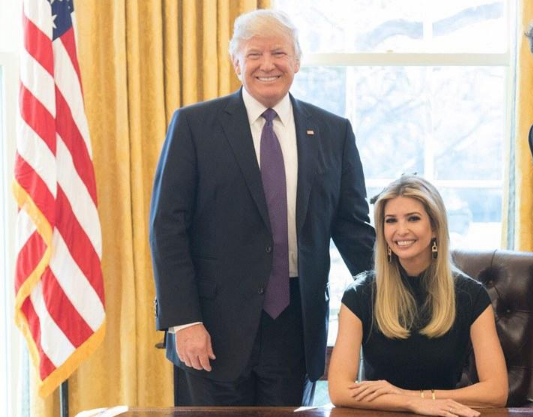 特朗普|白宫总统办公室成特朗普家庭客厅，伊万卡坐总统椅不算啥，孙子们也满屋乱跑