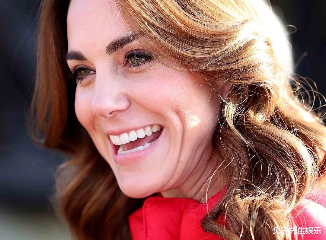 『威廉王子』凯特年轻时梨涡浅浅,笑起来很美,如今梨涡变“沟壑”,不忍直视