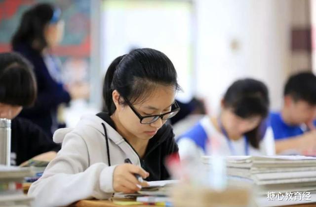 录取通知书|高考成绩300分，考生准备复读，结果陆续收到8封录取通知书