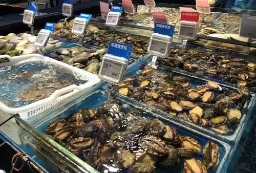 小龙虾:泰国人来中国吃小龙虾,吃完2大盆扔下50块钱就走,老板:站住