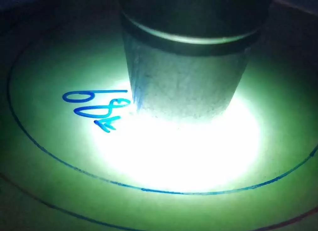 【翡翠】两公斤不到的翡翠原石，切出3条冰晴水手镯，犹如大海里的水！