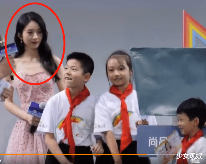 赵丽颖|赵丽颖线下和小孩子合照，却看清她的双手举动，当妈的都明白
