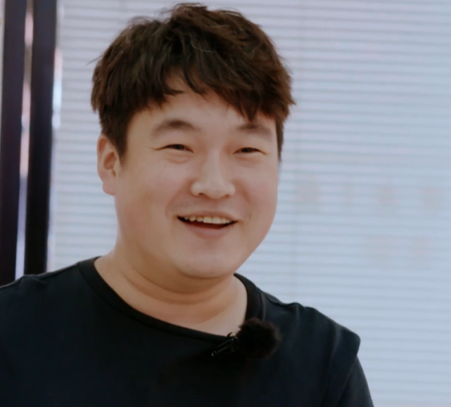 程潇|程潇亲自给经纪人做发型，修剪后烫发，效果堪比专业造型师