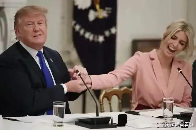 伊万卡■特朗普当女婿和老婆面亲伊万卡,出去玩女儿坐在大腿上,真不避嫌