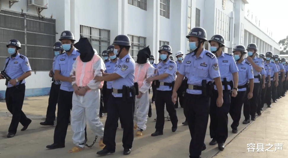 容县之声|广西这些村霸真嚣张，拦路敲诈，围攻执法民警，还想抢枪！