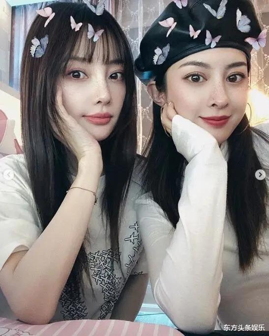 李小璐@李小璐与闺蜜开心聚会，自拍撞脸还自诩美人，网友：傻傻分不清楚