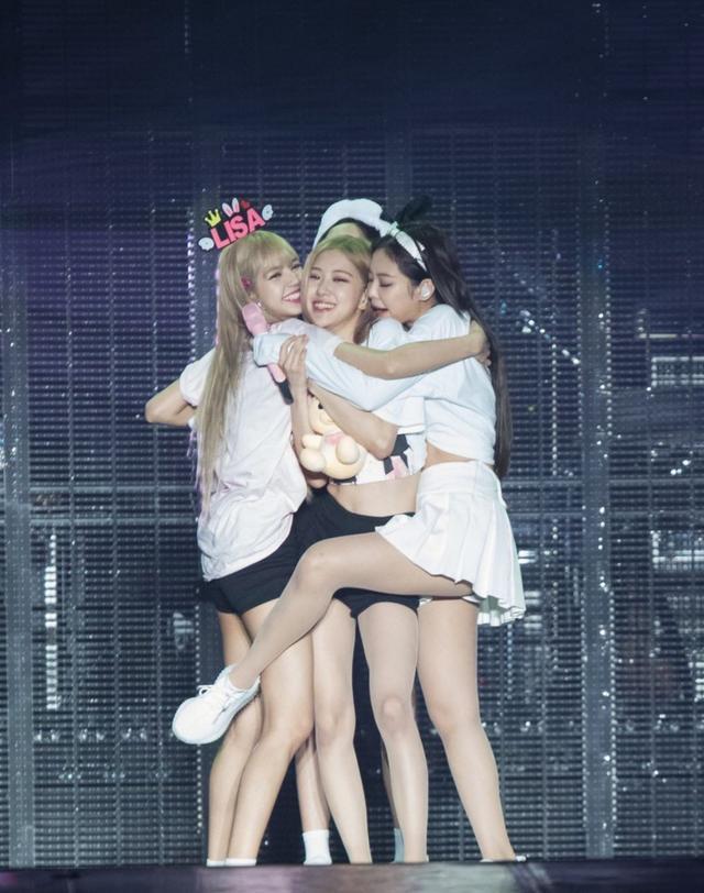 blackpink|BLACKPINK专辑销量破40万，Lisa粉丝氪金首当其冲，她却垫底了