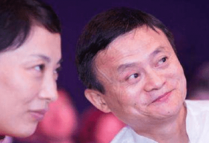 「阿里巴巴」马云刚开公司的时候，答应前台小妹干满10年就给2亿，她结果怎样了？