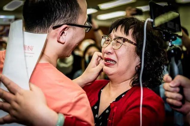 [龙虾]寻子32年，陕西这位母亲终于找到了丢失的儿子！