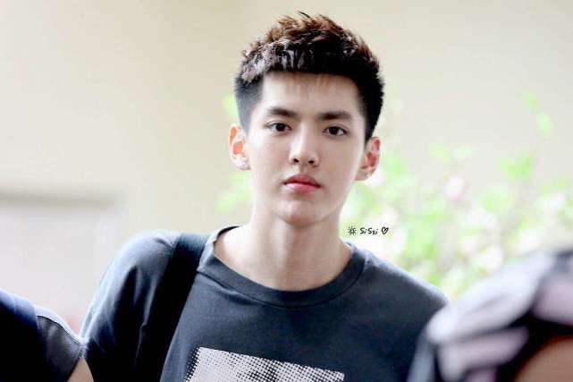 吴亦凡|吴亦凡又减肥失败？赛车生图曝光，脸部圆润双下巴明显身材臃肿胖到认不出