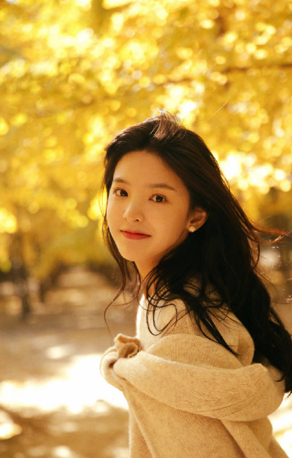 「王思聪」刚出道就因笑容惹王思聪关注上热搜大火的她，如今竟要结婚了