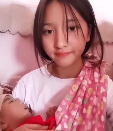 『迪丽热巴』幼儿园版迪丽热巴火了后，又来了幼儿园版杨超越，舞蹈功底还很强