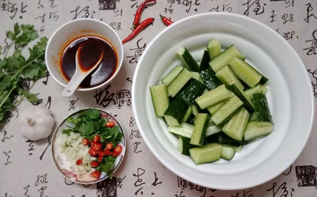 「馒头」凉拌黄瓜有诀窍，学会2点窍门，爽脆可口5分钟入味