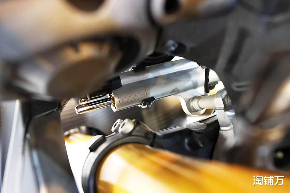 「奥迪A6L」阿普利亚最强街车 前后电子悬挂+定风翼 轻松突破299km/h