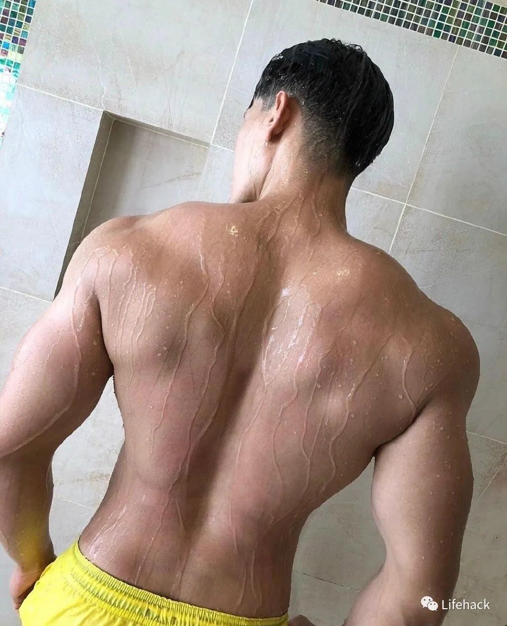 []这张肌肉男背影照让网友不淡定了