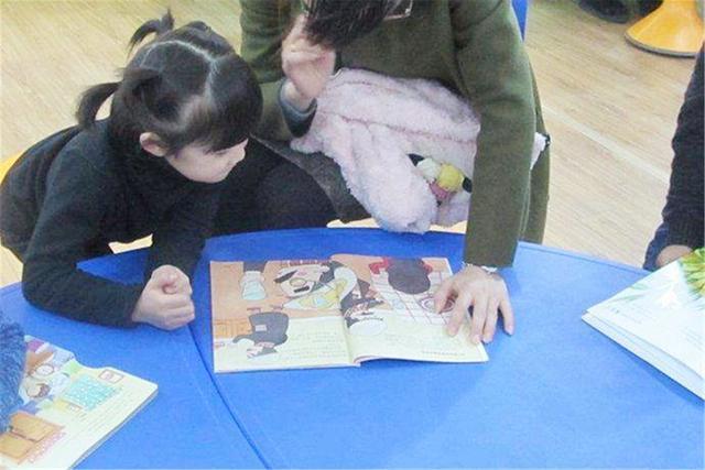 『数学』\我前面4人后面6人一共几人? \孩子答11被打叉, 宝妈质问老师