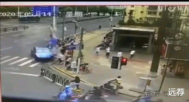 #广西#75岁老人开保时捷上海街头失控!豪车冲入人群!伤情惨烈!