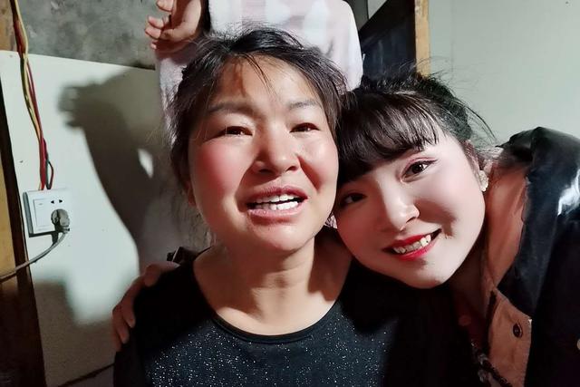 『』女老板养大6个妹妹，向妹夫们喊话：我家虽没男的，但也不好惹