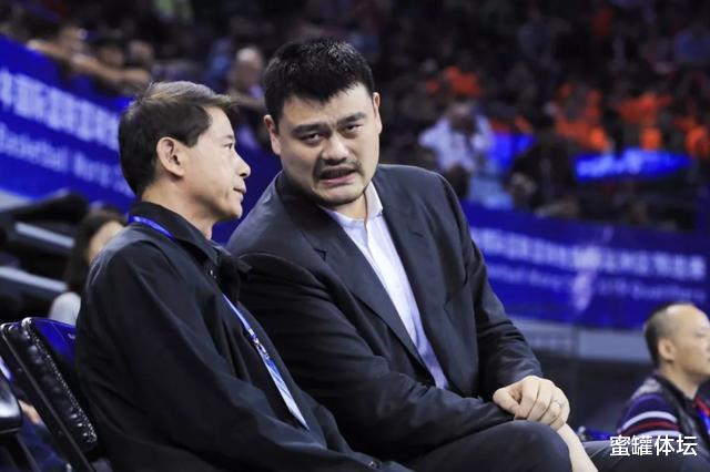 「姚明」男篮功勋姚明一家现状：38岁妻子风韵十足，9岁女儿身高已1米7