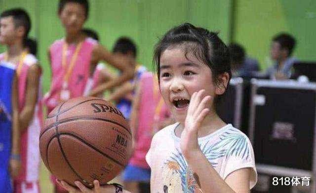 姚明：姚明野球场教女儿单手投篮! 青年起哄: 姚哥扣一个, 姚主席微笑命中3分