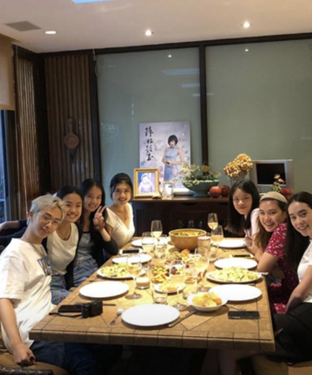 庾澄庆|庾澄庆儿子长大了，18岁染金发穿裙子太前卫，与伊能静感情甚好