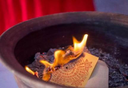 话晴空|87岁哑婆婆遭儿媳虐待，住牛圈吃生南瓜馊饭，儿子：谁给饭吃谁养