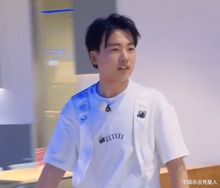 郭麒麟|《跑男8》郭麒麟撕下金靖名牌,见他撕完后的举动,细节暴露人品