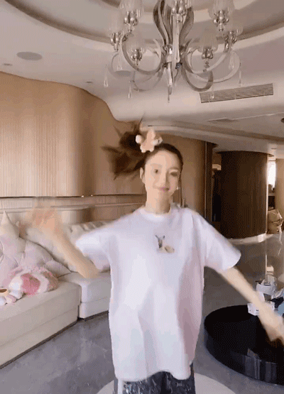 【贾乃亮】李小璐在家跳舞却被身后沙发上的男人抢镜,网友:真和贾乃亮复合了