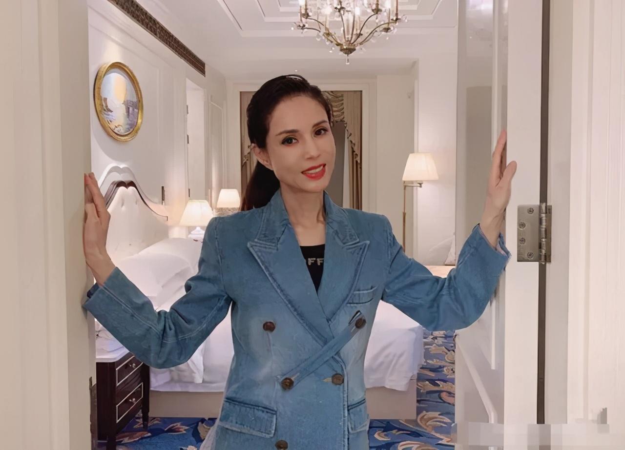 郑爽|郑爽疯狂减肥遭反噬，先从脸垮起，老态尽显，真是90后？