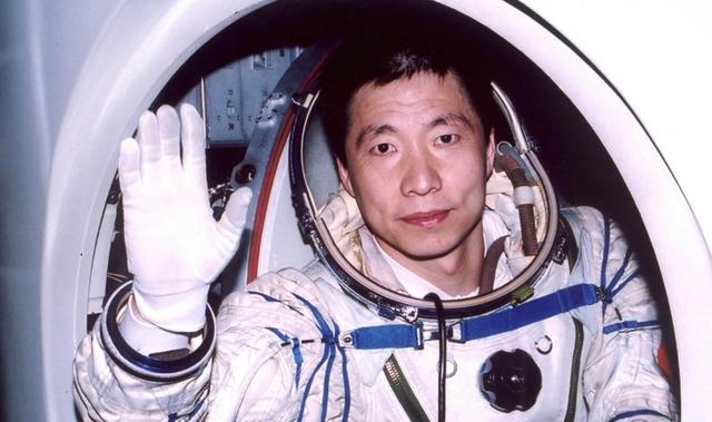 杨利伟|杨利伟上太空前，为何要带手枪？苏联的教训不能忘记