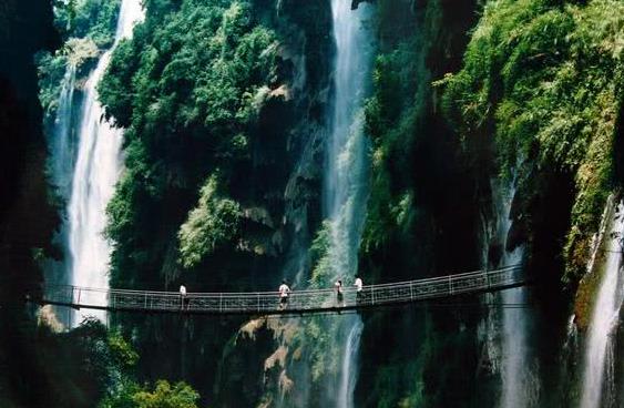 『贵州』中国峡谷奇观中，有一处大裂谷地缝代表