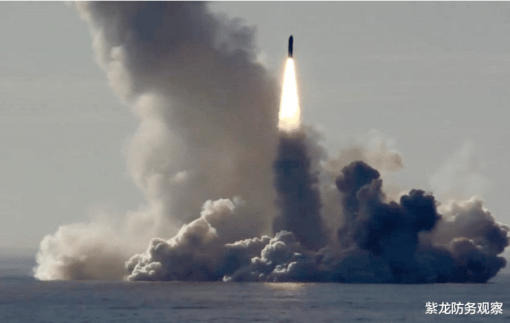 核潜艇▲一次齐射160枚核弹，俄军又一灭国武器悄悄出海，开战可荡平美本土