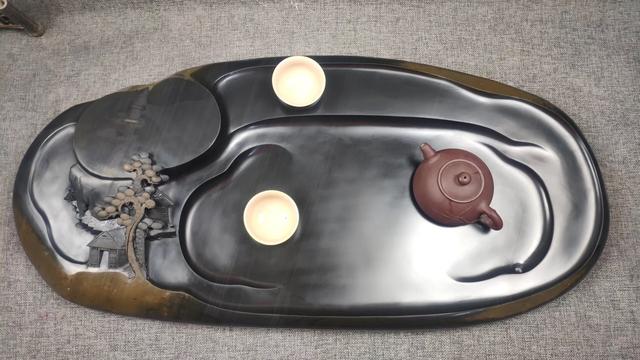 []2块奇形怪状的石头，我把它们敲得不成样子了，有人看得懂吗？