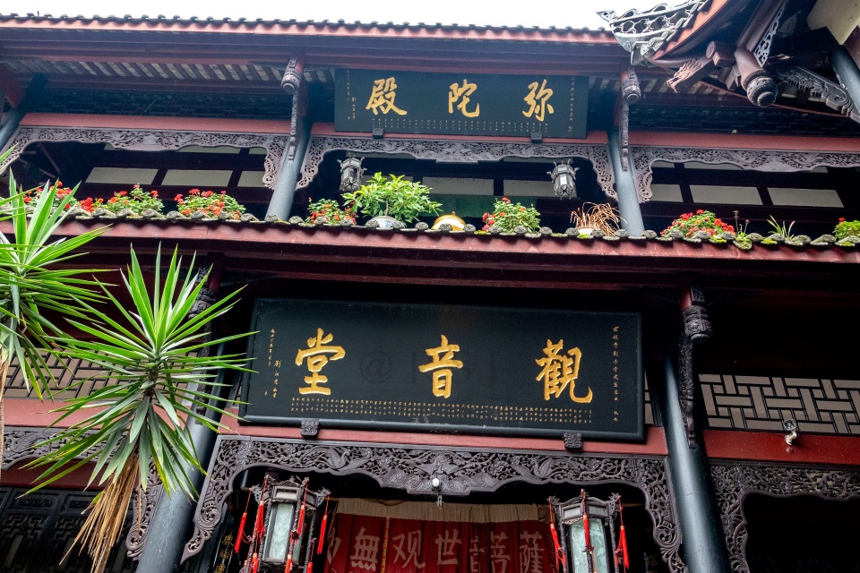 古镇|距成都40公里的古镇：一道街上三寺庙，庙内榕树还包裹着一小寺庙