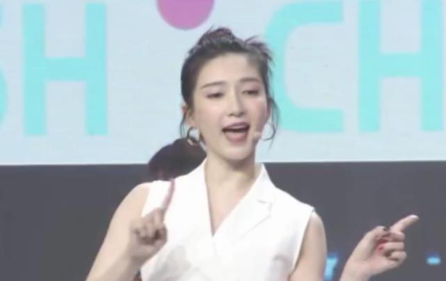 童瑶|江疏影童瑶毛晓彤同框表演，同时伸腿的那刻，才知她凭啥站C位