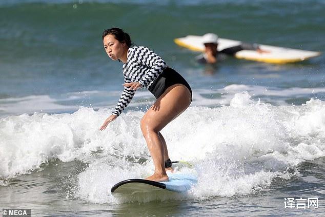 紮克伯格35歲華裔妻子海上沖浪，穿連體泳衣秀粗壯大腿，掉海嚇出表情包-圖2