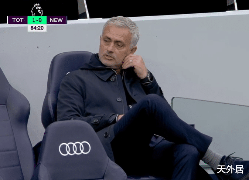 英超|97分钟点射绝平！英超又见神剧情，穆里尼奥气炸了，提前退场