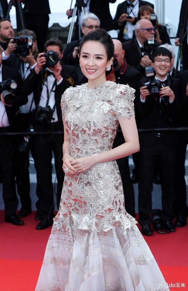 『连衣裙』章子怡剪短发太惊艳了！穿姜黄色衣服裙气质优雅，又美出了新高度
