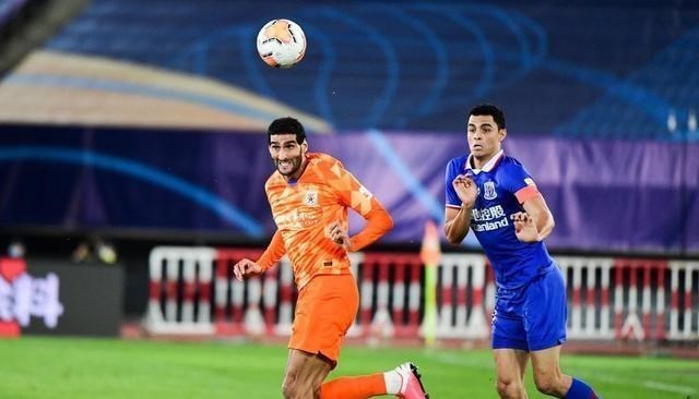 山东鲁能|不满!山东鲁能争议左边卫再出争议行为,李霄鹏气得砸拳!