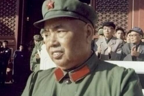 『许世友』王震用七个“特殊”,传达开国上将土葬批示,邓小平:下不为例