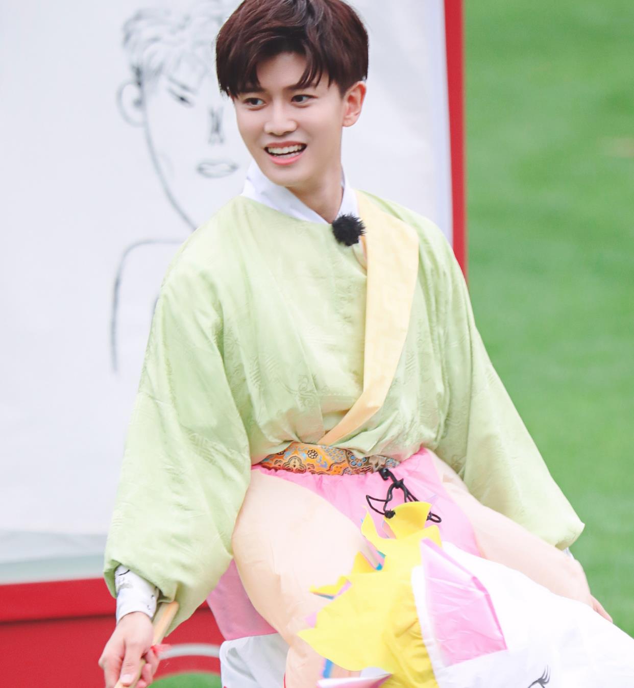 极限挑战|《极限挑战》来了！任嘉伦衣服了好可爱，他最多有三岁