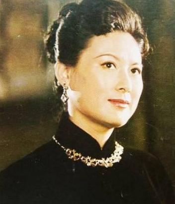 |“乌鸡国王后”向梅，因太美没戏拍，嫁上影厂长，老了红遍全国