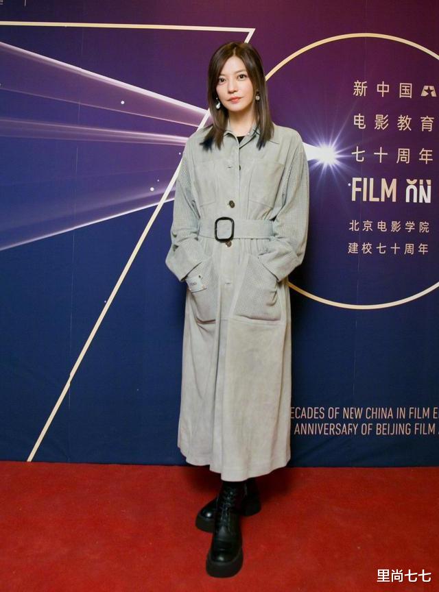 杨幂|北电校庆太排场！赵薇穿得随性周冬雨隆重，张嘉倪壮硕杨幂失水准